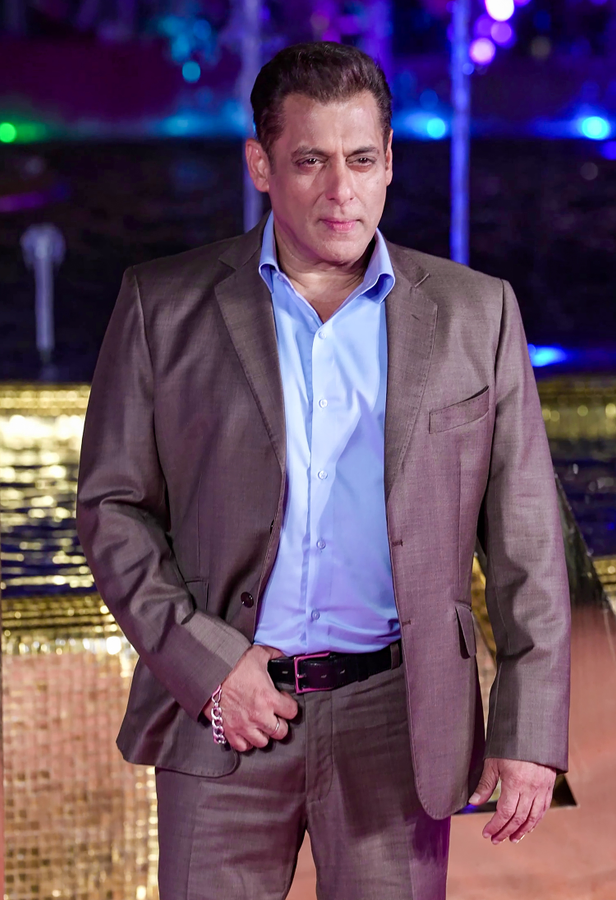 Rajpal Yadav: Salman Khan's Message Amidst Awards Controversy.webp