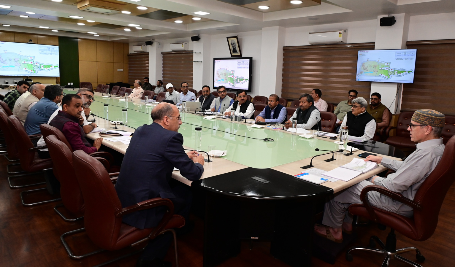 Omar Abdullah Oversees High Court Complex Development.webp