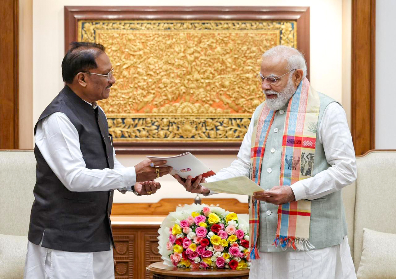 Modi Meets Chhattisgarh CM to Detail Post-Maoist Development Plan.webp
