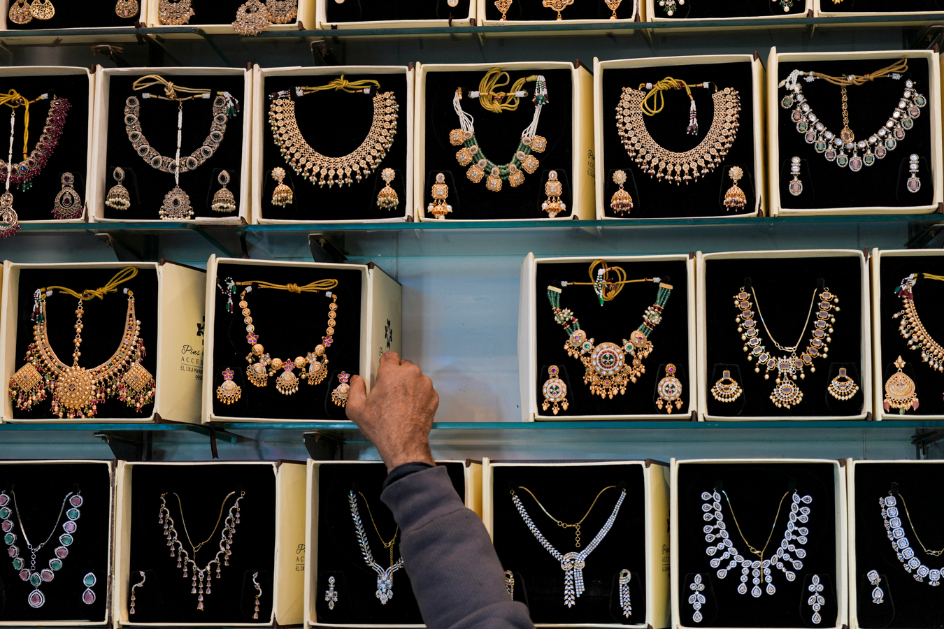 Economic Uncertainty: Gold and Silver Prices React to Geopolitical News.webp