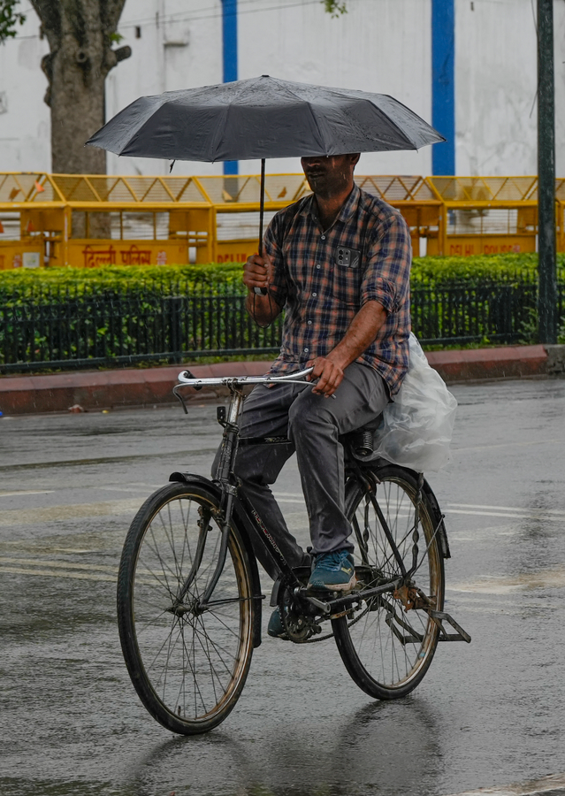 Delhi Braces for Cold: Rainy Tuesday, Lowest April Temp in 3 Years.webp