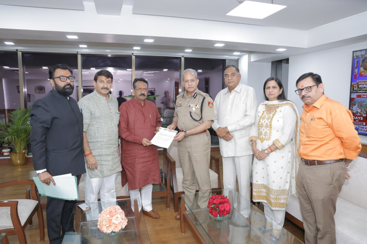 Delhi BJP Files Complaint Against Kharge Over 'Snake' Remark.webp