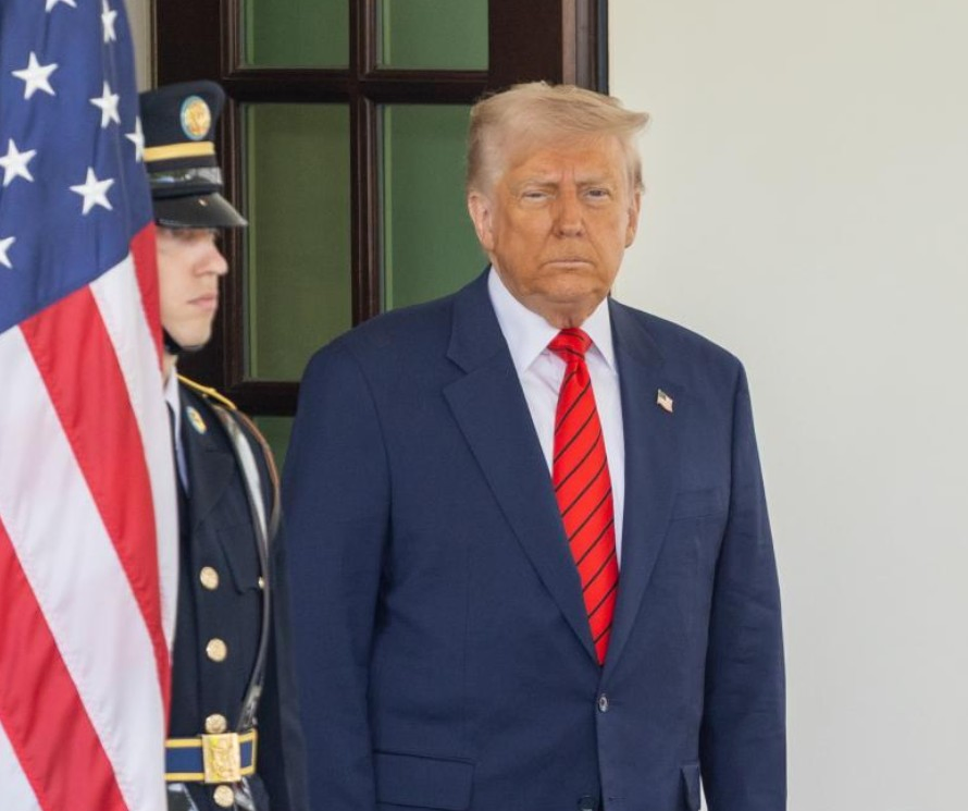 Trump Announces Iran Ceasefire: US Response Divided.webp