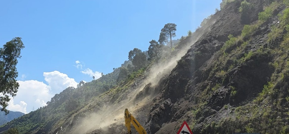 NH44 Blocked: Landslide Disrupts Traffic in Ramban.webp