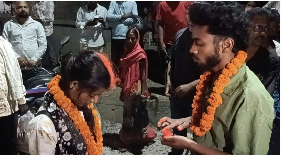 Couple Marries on Street After Jharkhand Police Raid.webp Couple Marries on Street After Jharkhand Police Raid.webp