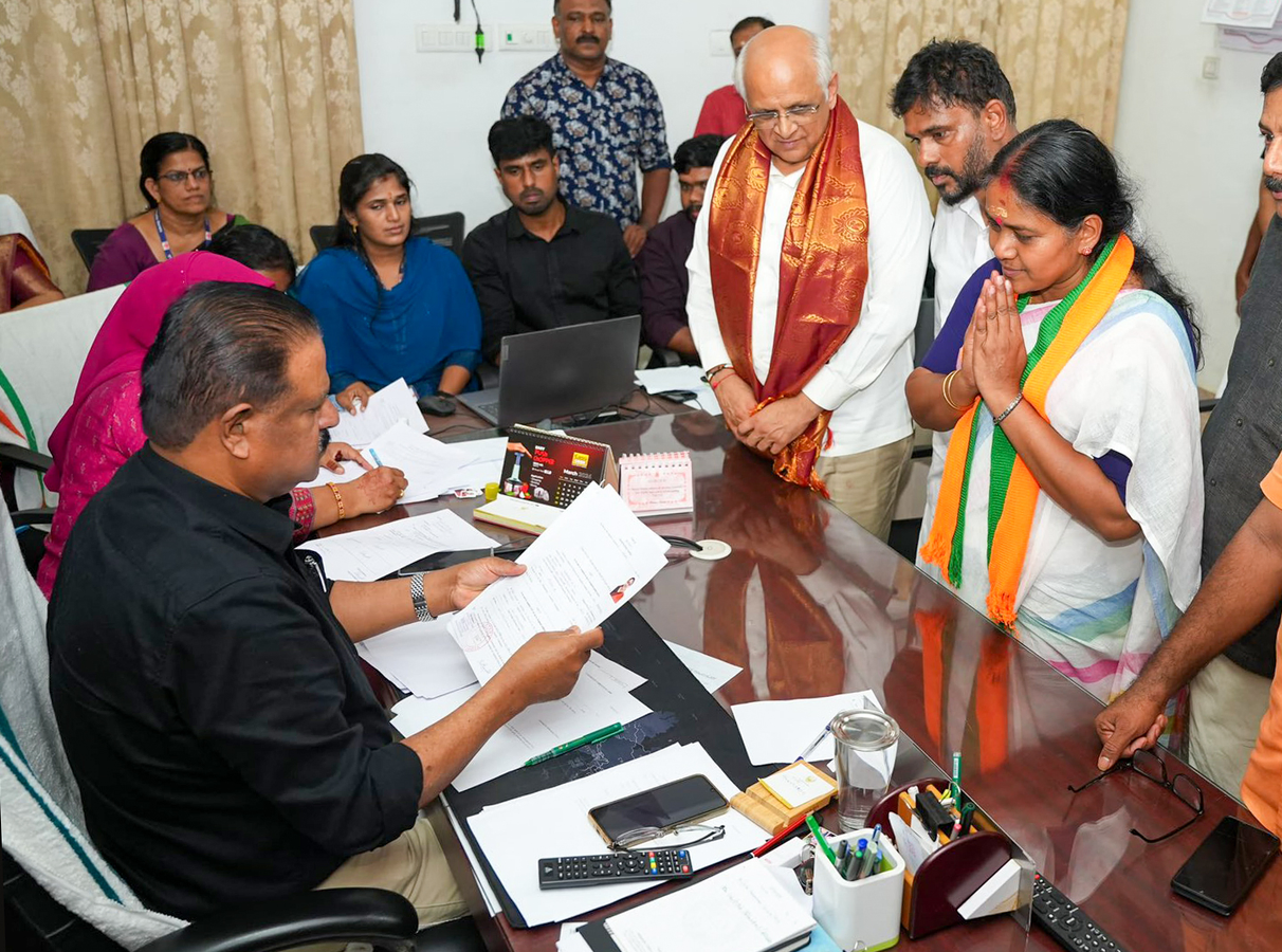 Palakkad Polls Face Claims of Cash and Sarees Distribution.webp