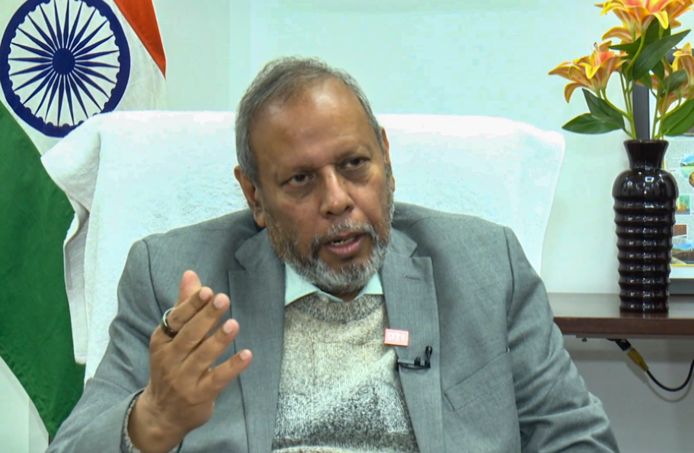 EAC-PM Chief Highlights India's Resilience and Economic Strategy.webp