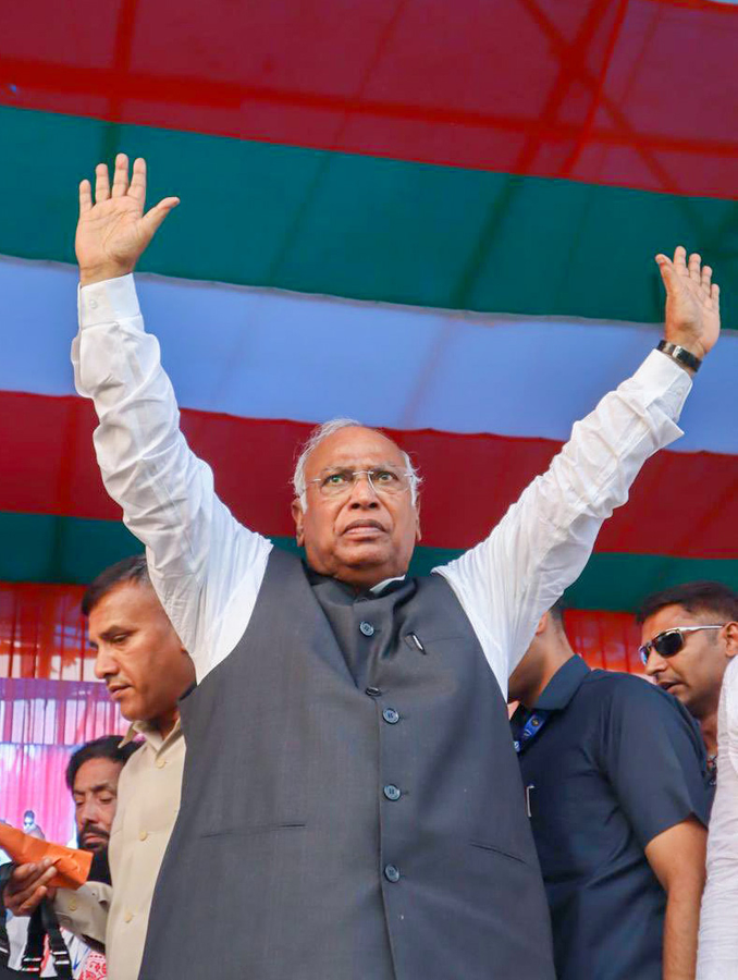 EC to Review Kharge’s ‘Poisonous Snake’ Comments.webp