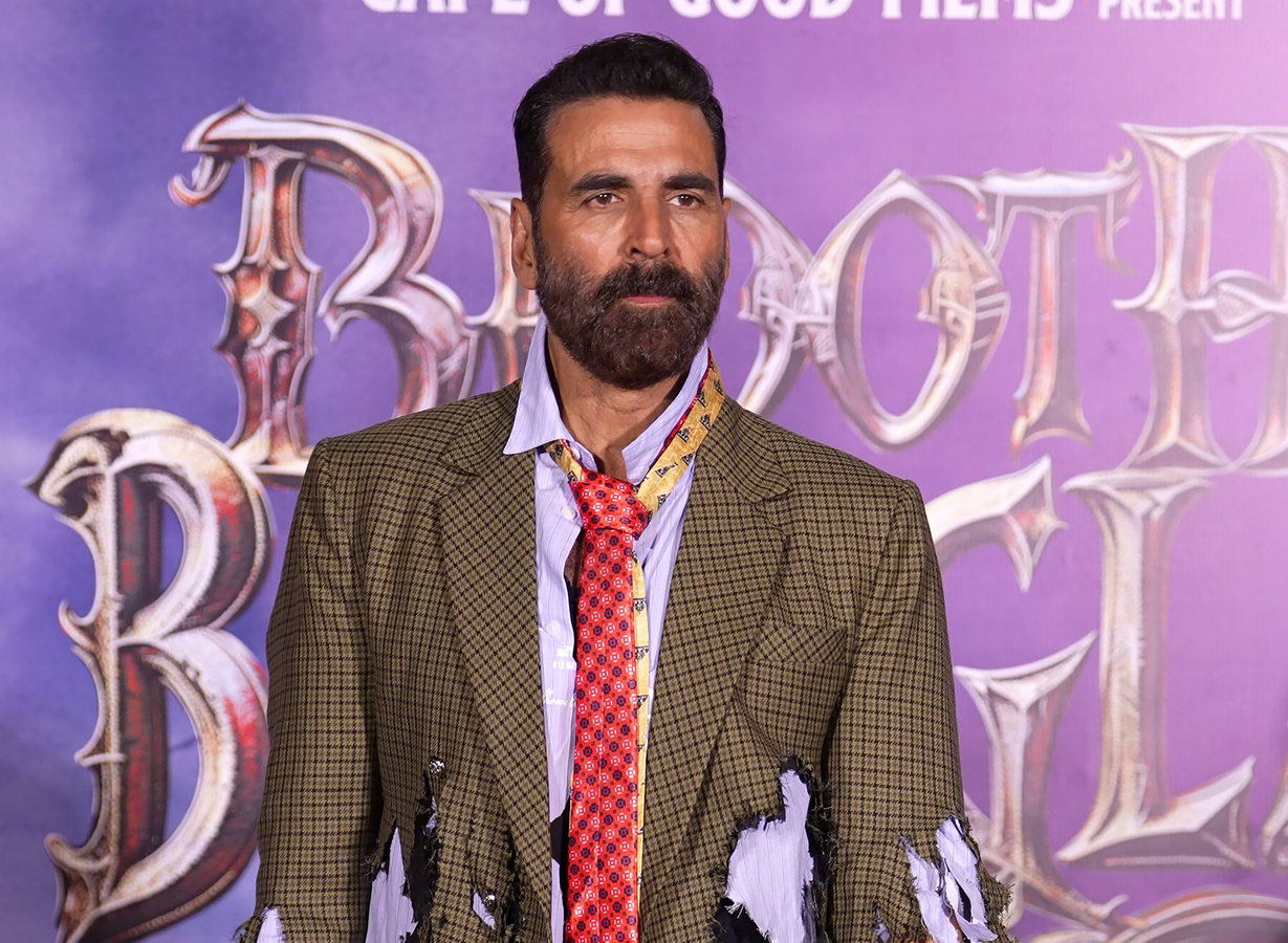 Behind-the-Scenes: Akshay Kumar's Injury on 'Bhooth Bangla' Set.webp
