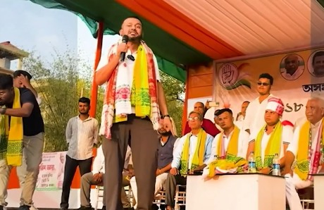 Kharge's Illiteracy Remark Fuels Row as Congress Leader Targets Gujaratis.webp