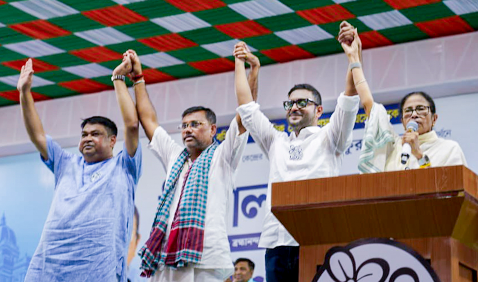 Mamata Banerjee Roadshow Boosts TMC Campaign in Medinipur.webp