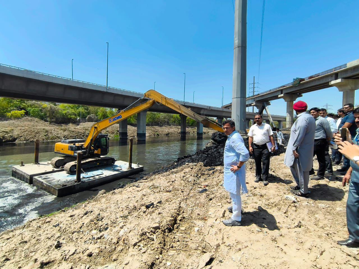 Delhi Drain Desilting Progress: 70% Complete at Delhi Gate.webp