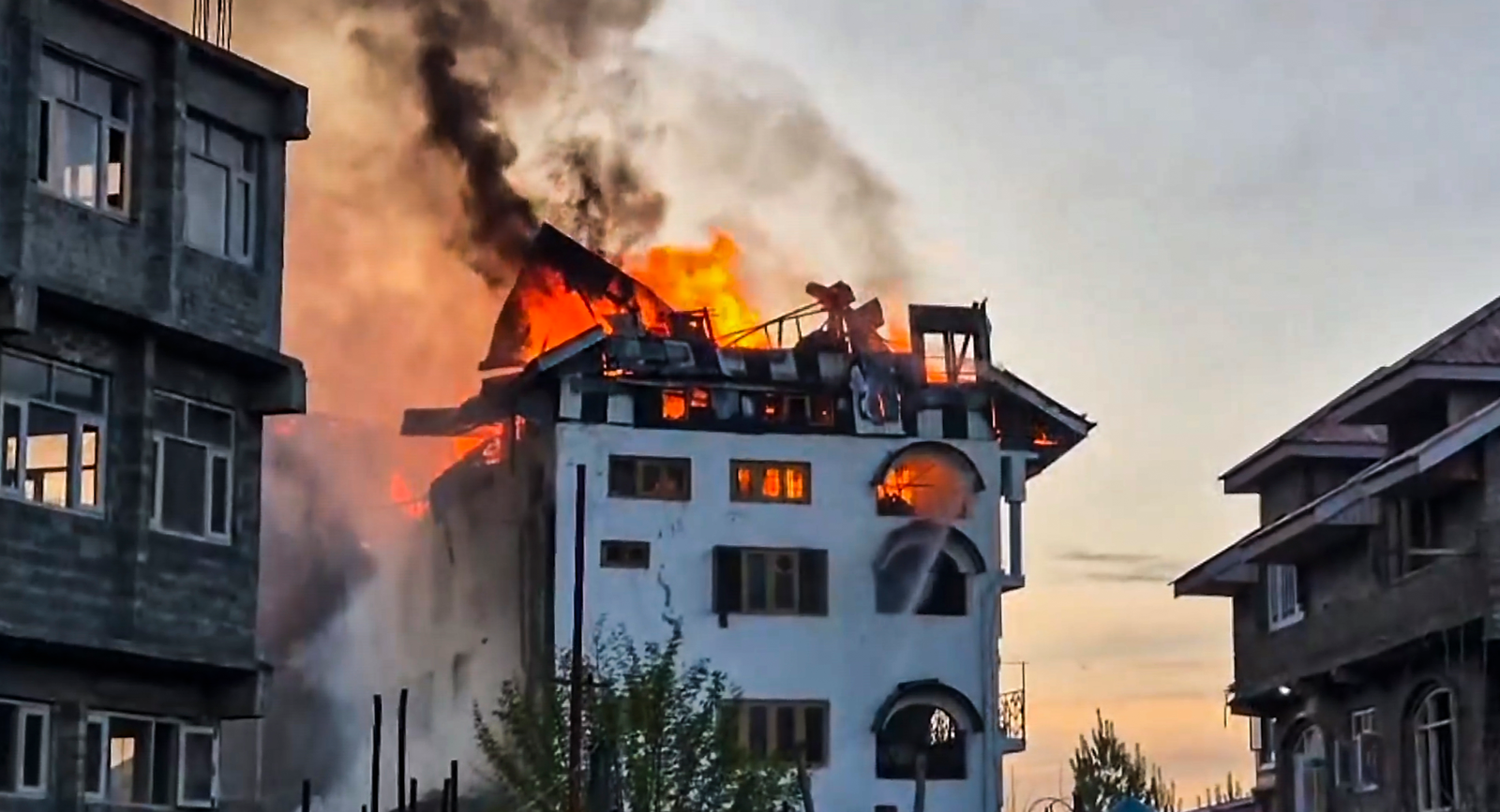 Srinagar Fire Injures Civilians and Firefighter.webp