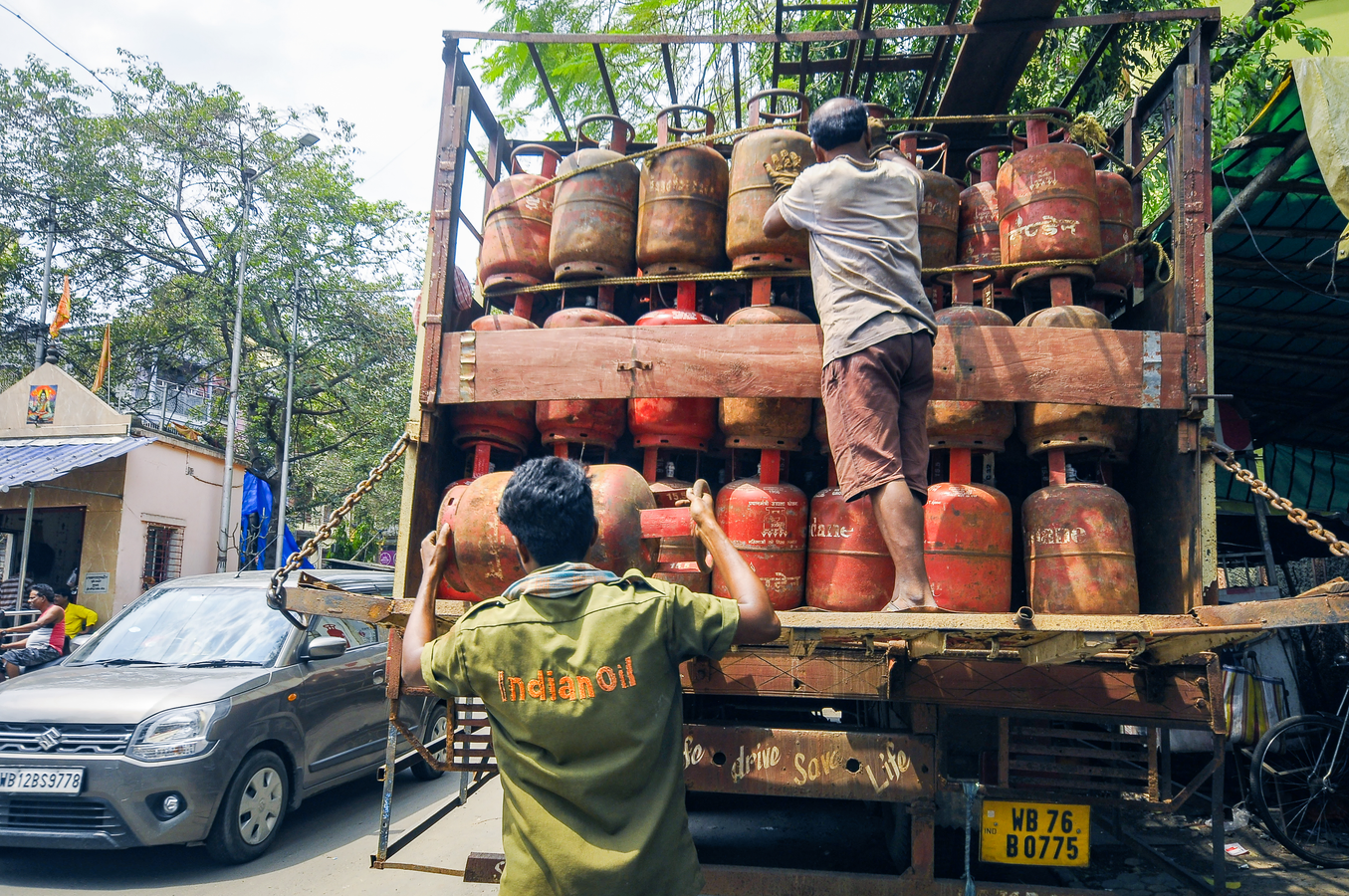 Authorities Recover Cylinders, Investigate Illegal LPG Trade in Mumbai.webp Authorities Recover Cylinders, Investigate Illegal LPG Trade in Mumbai.webp