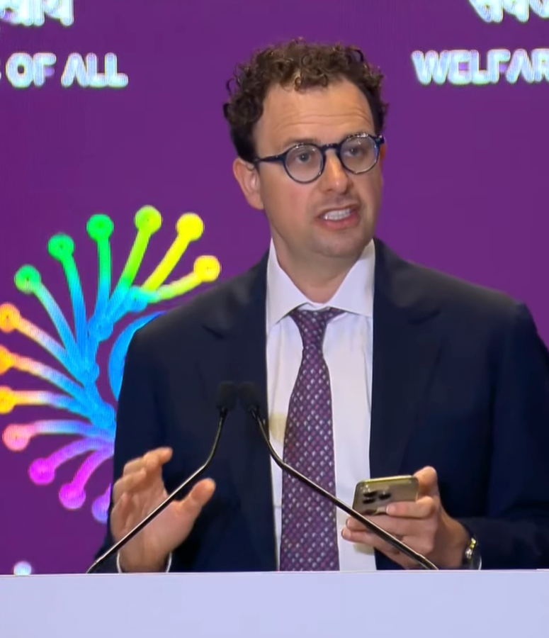 AI Risks and Opportunities: Insights from Anthropic CEO.webp