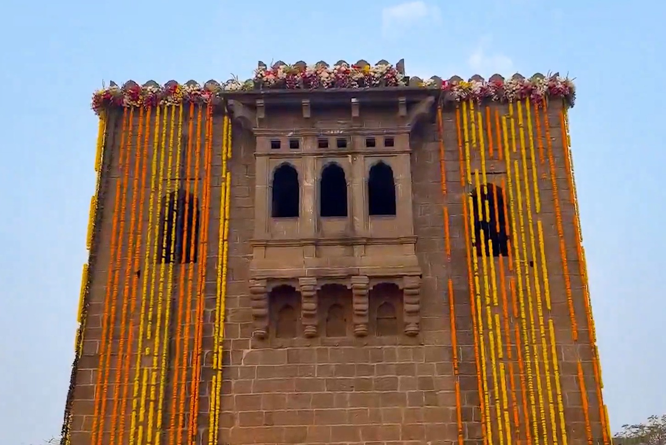 Police Manage Crowd at Shivneri Fort Amidst Birthday Celebrations.webp