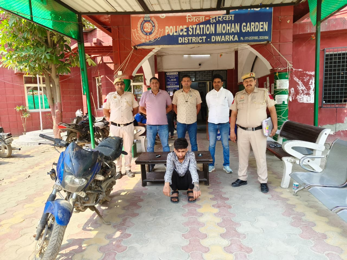Dwarka Thief Arrest: Knives, Phones, and Motorcycle Recovered