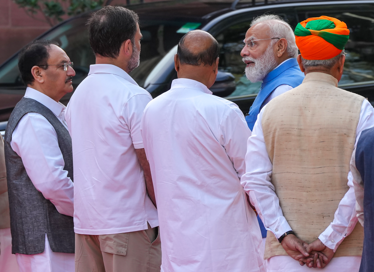 Modi and Gandhi Engage in Brief Conversation at Phule Commemoration.webp