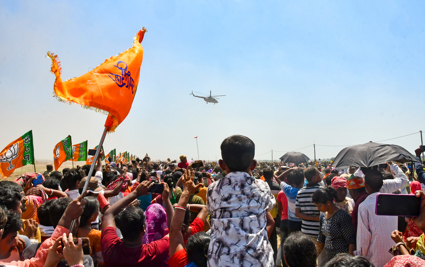Siliguri Residents Cheer for PM Modi Ahead of West Bengal Polls.webp