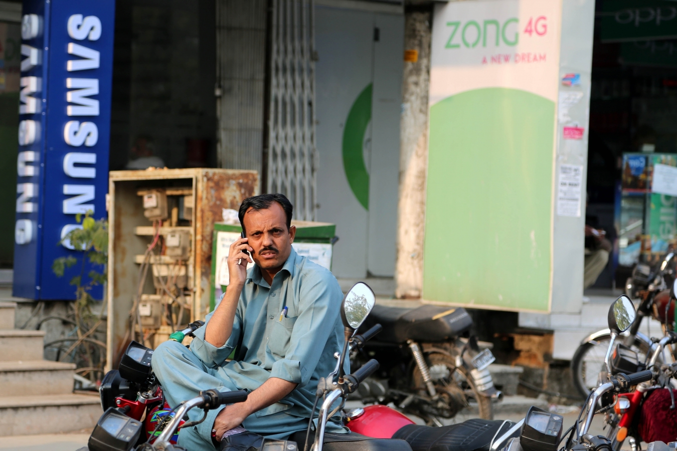 Structural Constraints Slow Pakistan's 5G Progress.webp