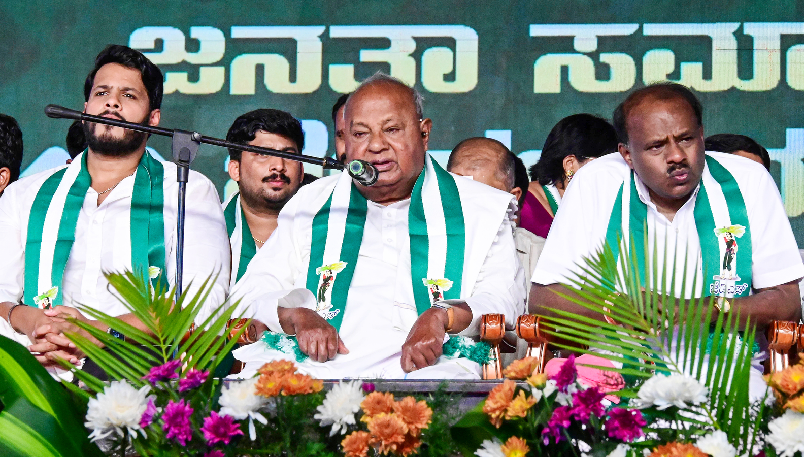 Karnataka Faces 'Eclipse': Kumaraswamy Calls for JDS Leadership.webp