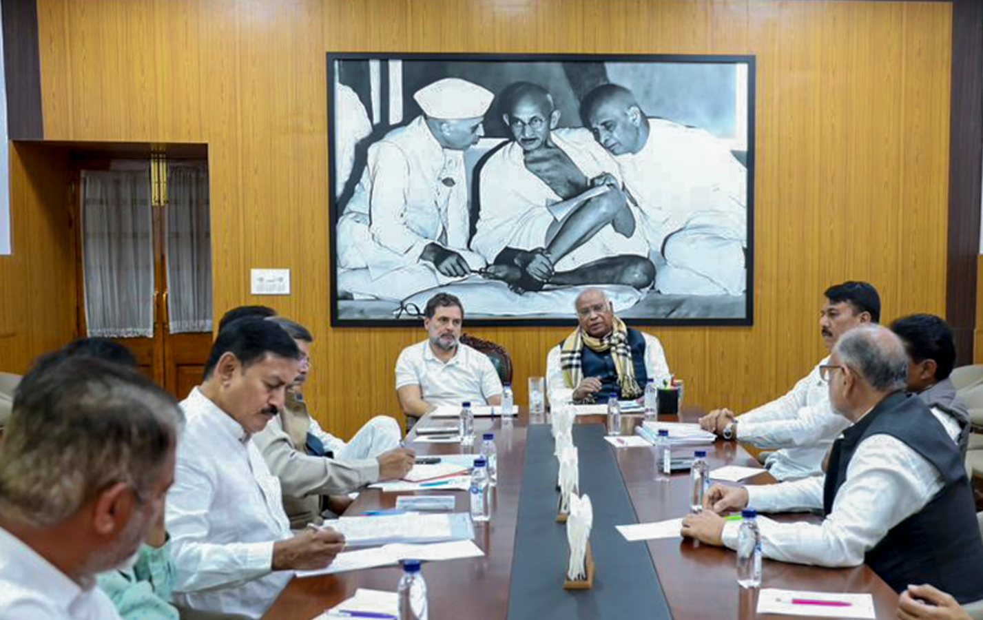 Congress Reviews Gujarat Unit Reorganization Ahead of Local Polls.webp