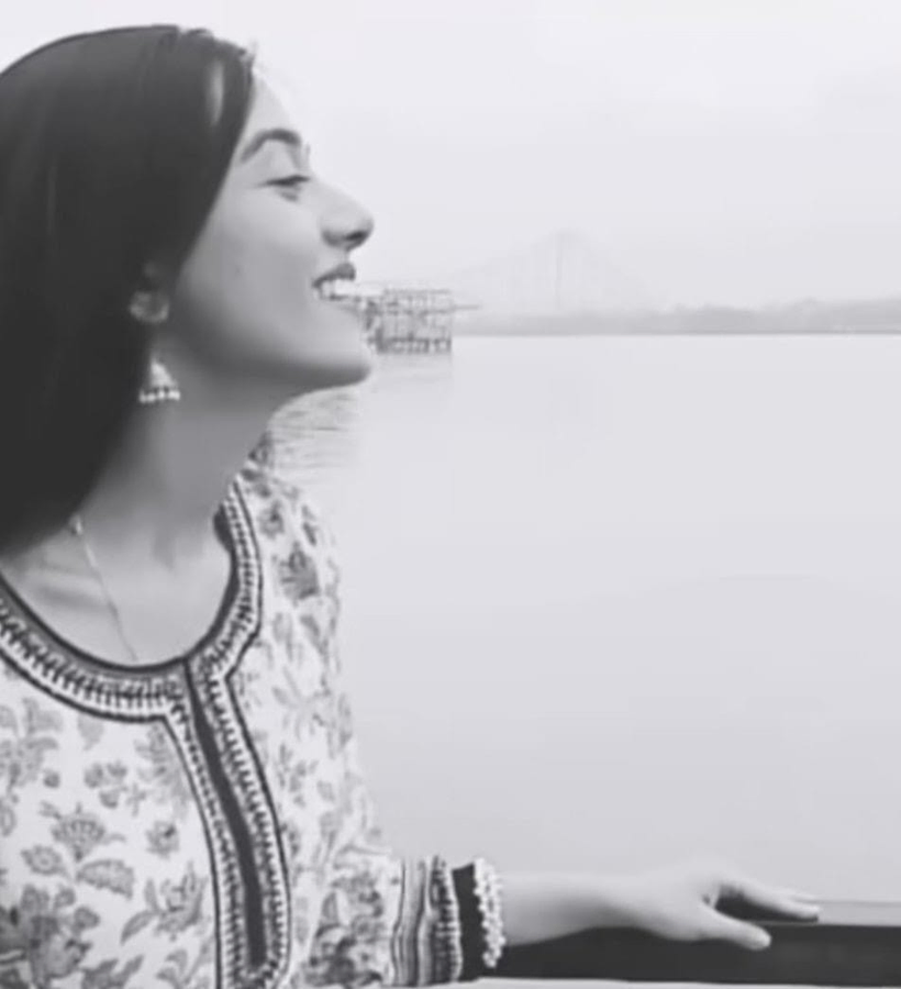 Amrita Rao Recreates Madhubala’s ‘Aaiye Meherbaan’ on Howrah Bridge.webp Amrita Rao Recreates Madhubala’s ‘Aaiye Meherbaan’ on Howrah Bridge.webp