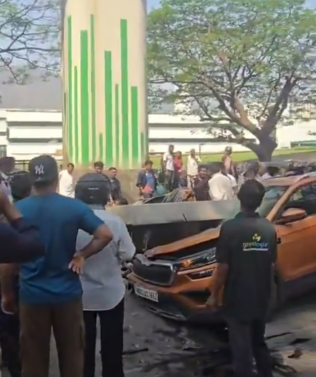 Construction Site Incident: Metro Pillar Falls on Vehicles in Mumbai.webp