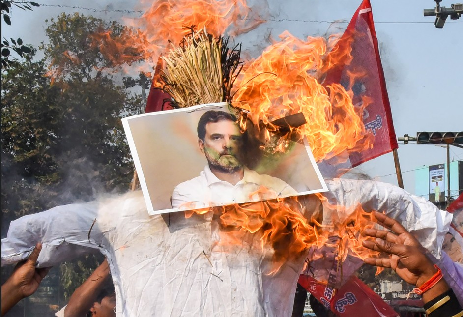 Patna Workers Burn Effigy, Blame Congress for AI Summit Disturbance.webp
