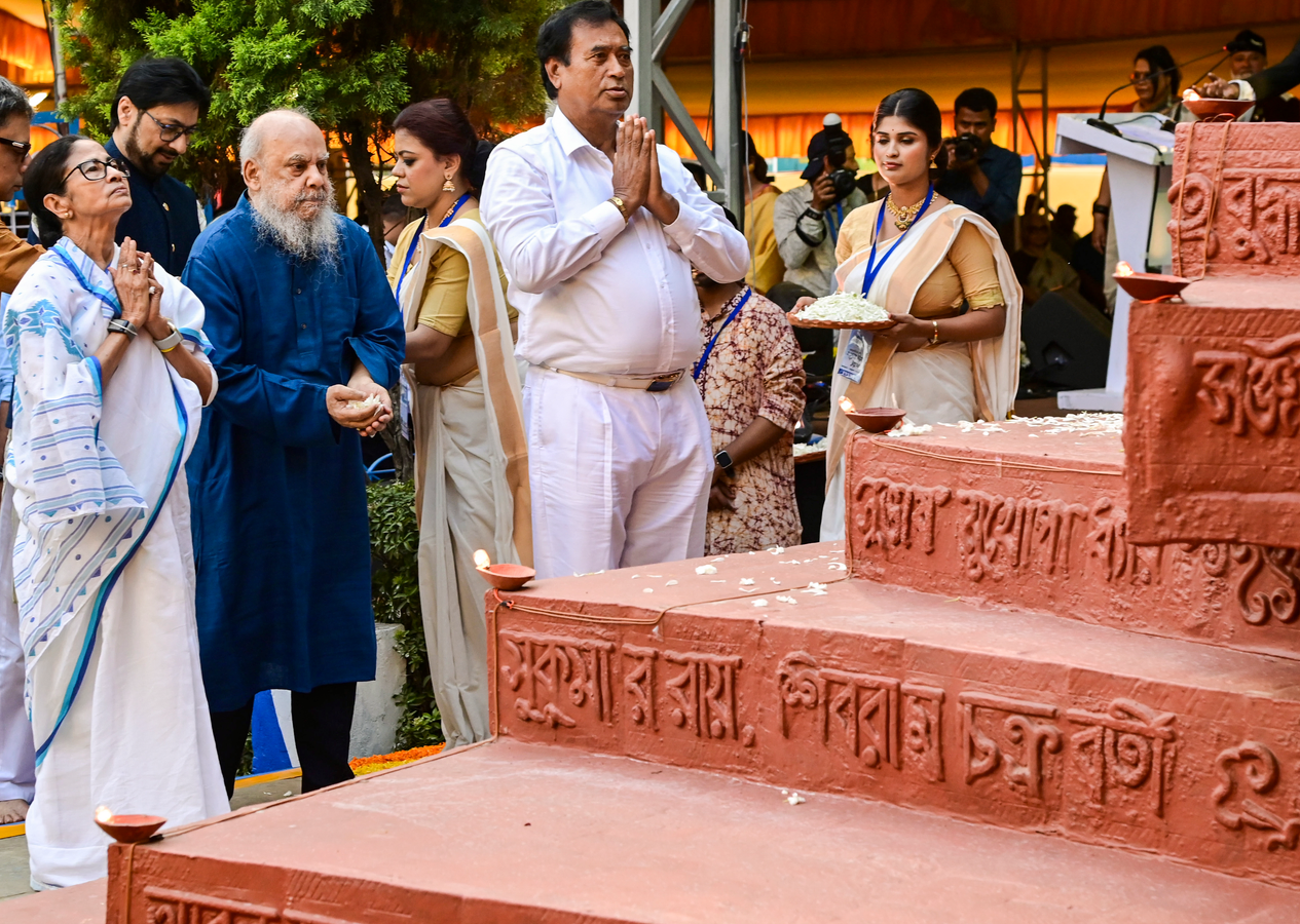 Political Dynamics Shift as Mamata Banerjee Meets MP Maharaj.webp