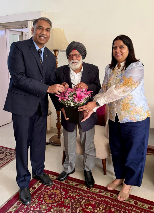 Centenarian IPS Officer Jagjit Singh Bawa Honored.webp