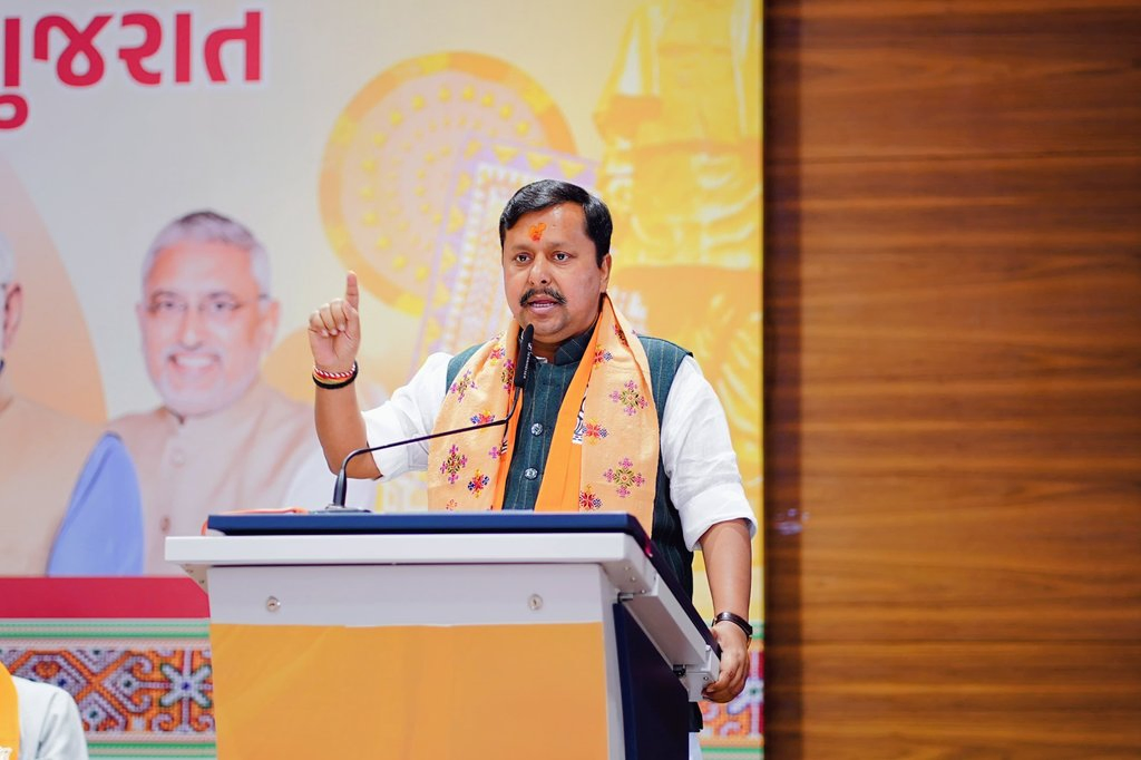 Nitin Nabin Criticizes Congress Leadership in Gujarat Convention.webp